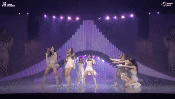 Nữ idol té nhào trên sân khấu khi đang diễn, phản ứng của đồng đội gây bất ngờ - Ảnh 1.