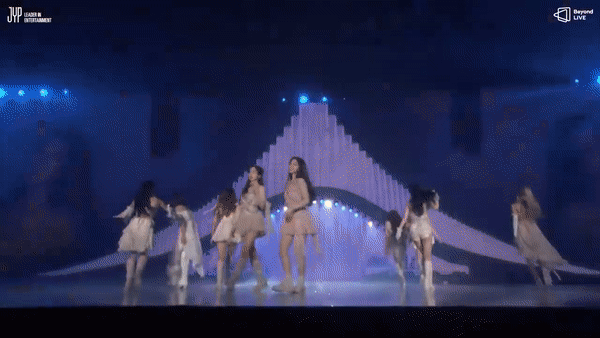 Nữ idol té nhào trên sân khấu khi đang diễn, phản ứng của đồng đội gây bất ngờ - Ảnh 3.