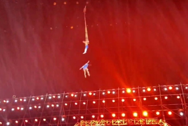 Nữ diễn viên múa Trung Quốc không qua khỏi sau khi rơi xuống từ độ cao 10 mét giữa tiết mục - Ảnh 2.