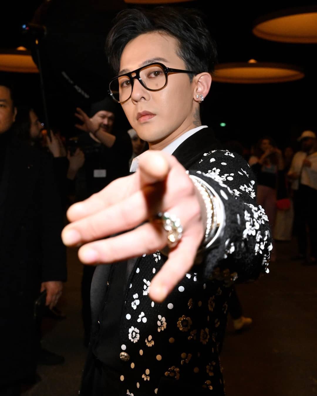 G-Dragon (BIGBANG) gây ngỡ ngàng khi diện "quần ngủ" mát mẻ ra sân bay
