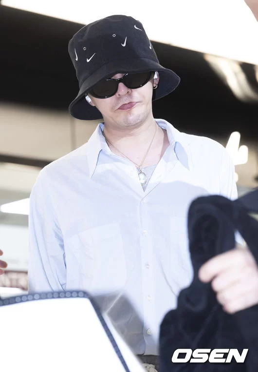 “Ông hoàng thời trang” G-Dragon (BIGBANG) gây ngỡ ngàng khi diện trang phục sơ sài, mát mẻ ra sân bay - Ảnh 3.