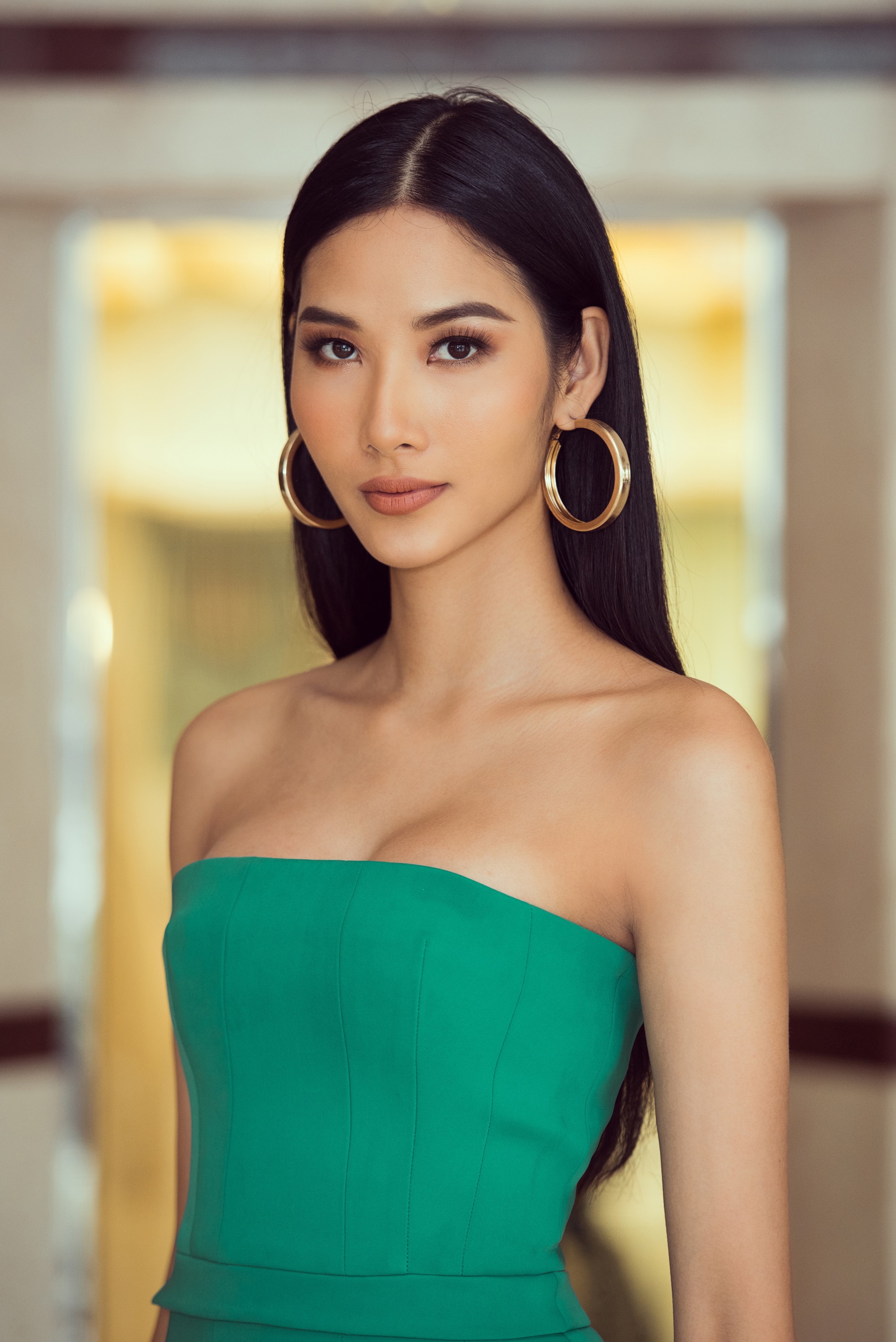 Á hậu Hoàng Thùy vừa lật lại vụ ồn ào chiếc túi hiệu cách đây 7 năm, người trong cuộc liền có động thái - Ảnh 1. Á hậu Hoàng Thùy vừa lật lại vụ ồn ào chiếc túi hiệu cách đây 7 năm, người trong cuộc liền có động thái - Ảnh 1.