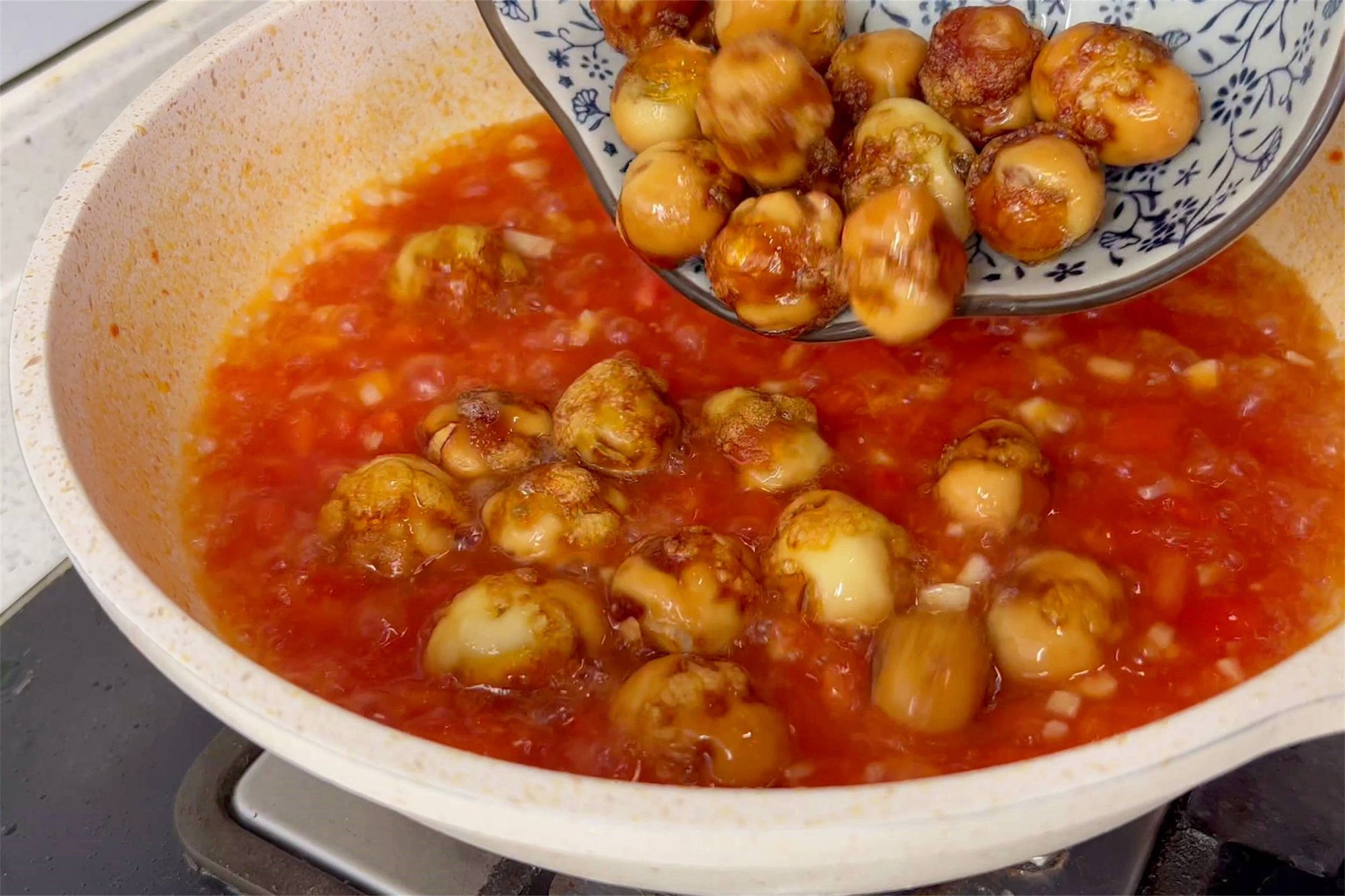 Món trứng cút sốt cà chua nóng hổi cực đưa cơm cho ngày se lạnh - Ảnh 8.