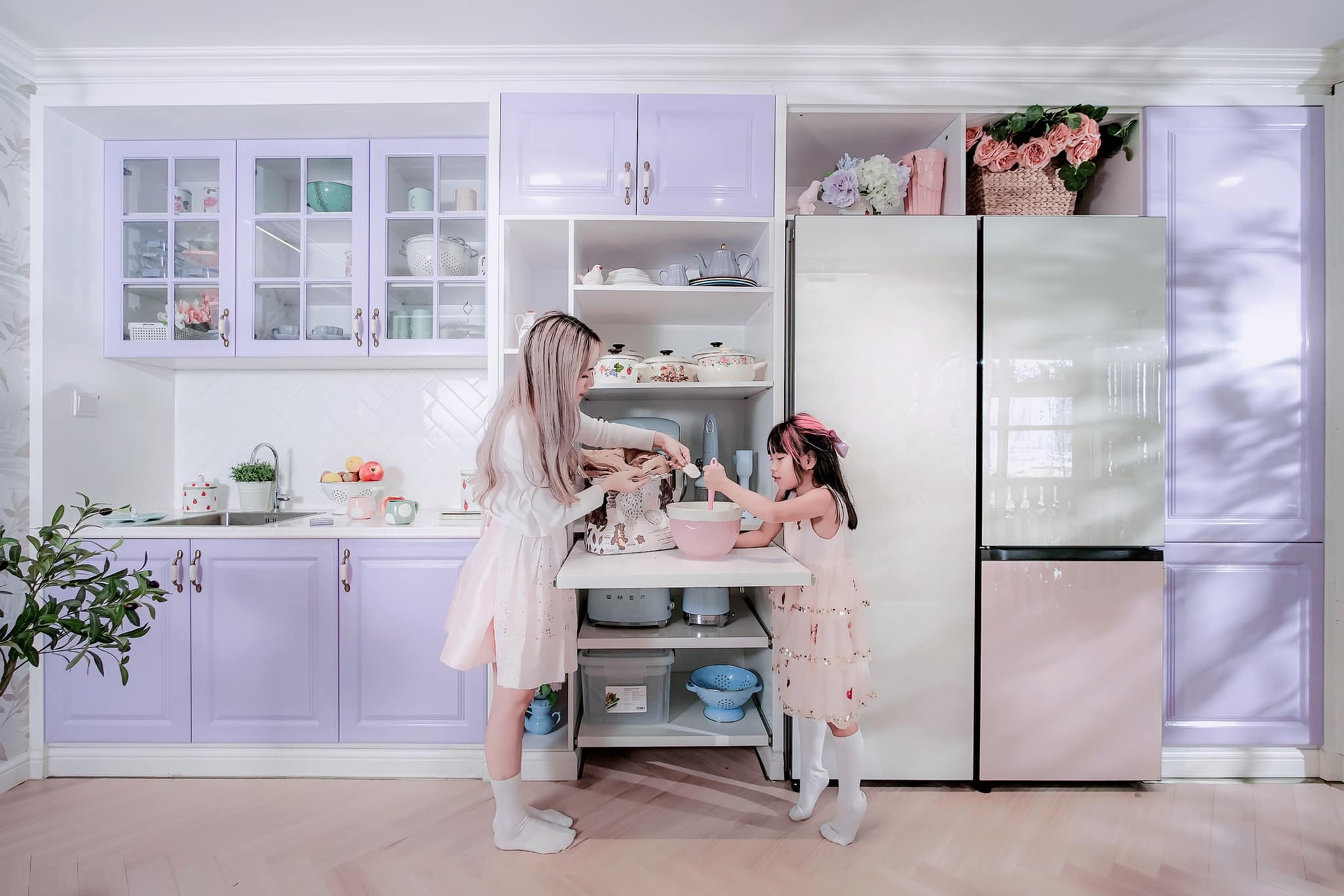 Góc bếp màu tím pastel trong ngôi nhà xanh lơ đẹp thơ mộng với đủ các thiết bị hiện đại của mẹ 3 con ở TP. HCM - Ảnh 4.