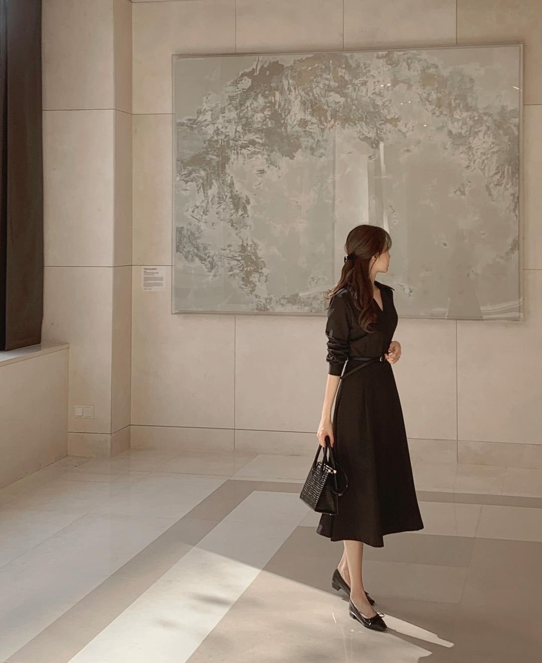 Váy đen tối giản, kiểu váy đáng sắm nhất cho nàng công sở - Ảnh 11.