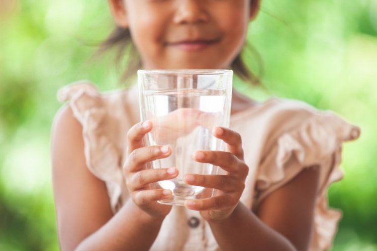 Trẻ nên uống nước khoáng như thế nào để bảo vệ sức khỏe? - Ảnh 1.