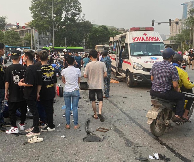 Hà Nội: Ô tô vừa đi ra từ bệnh viện, tông liên tiếp 12 xe máy - Ảnh 2.
