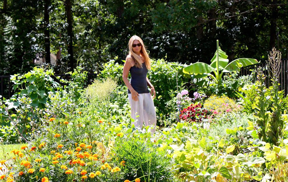 Khu vườn xanh tươi ngập tràn rau quả sạch của nữ giám đốc sáng tạo yêu thích trồng cây - Ảnh 4.