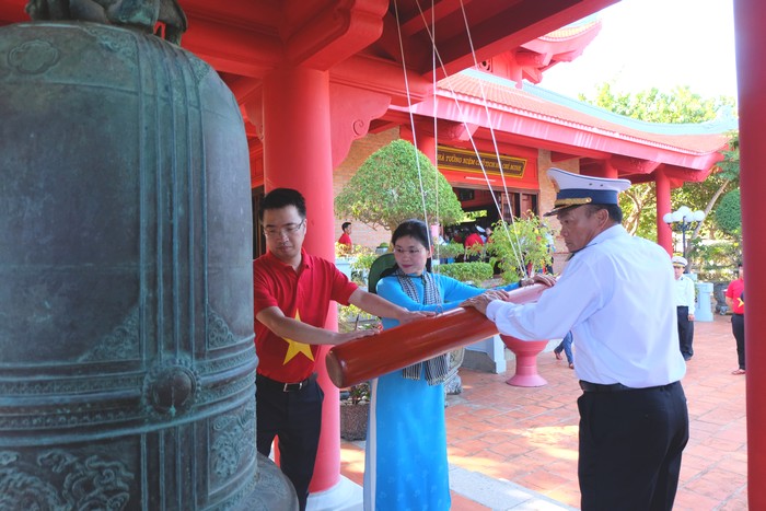 Đoàn công tác Hội LHPN Việt Nam tham gia nhiều hoạt động văn hóa, tâm linh trong hải trình Trường Sa  - Ảnh 1.