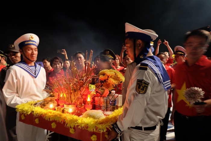 Đoàn công tác Hội LHPN Việt Nam tham gia nhiều hoạt động văn hóa, tâm linh trong hải trình Trường Sa  - Ảnh 2.