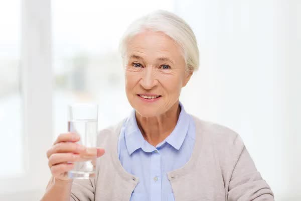 Những điều cần biết về tình trạng mất nước ở người cao tuổi - Ảnh 3.