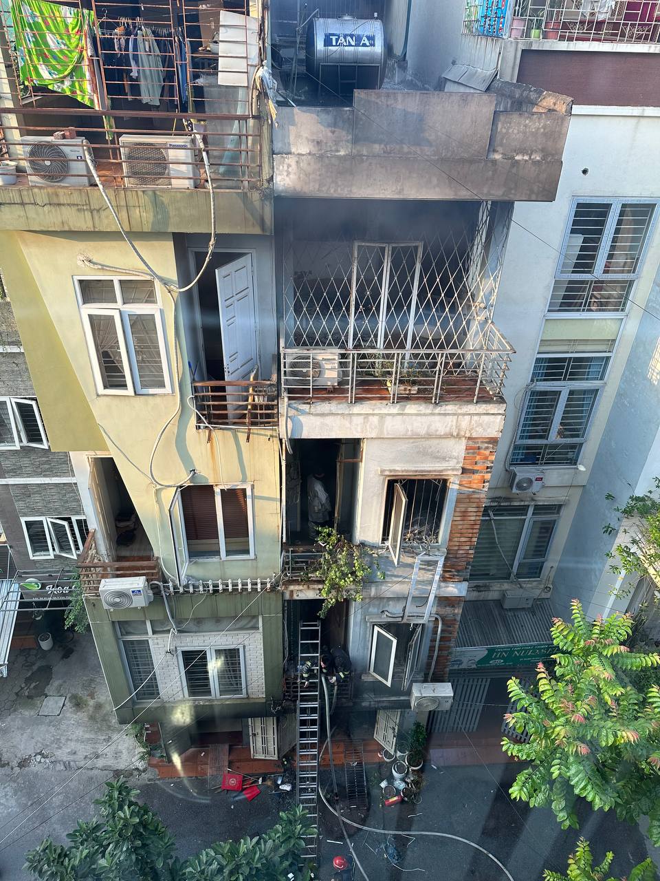 Nóng: Cháy lớn tại căn nhà 4 tầng ở Hà Nội, 2 bé trai cùng gia đình leo ban công thoát thân  - Ảnh 7.