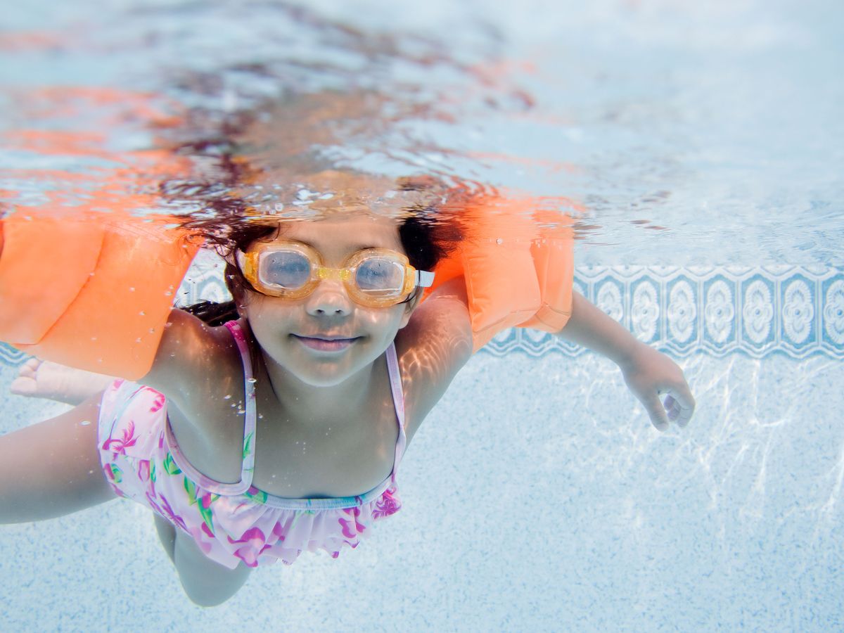 6 mẹo giữ đôi mắt khỏe mạnh khi đi bơi vào mùa hè - Ảnh 1.