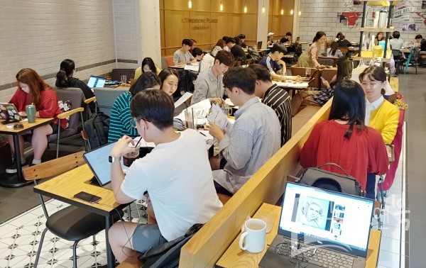Ngán ngẩm với khách ngồi học “dai&quot;, quán cà phê Hàn Quốc tìm mọi cách đuổi khéo - Ảnh 2.