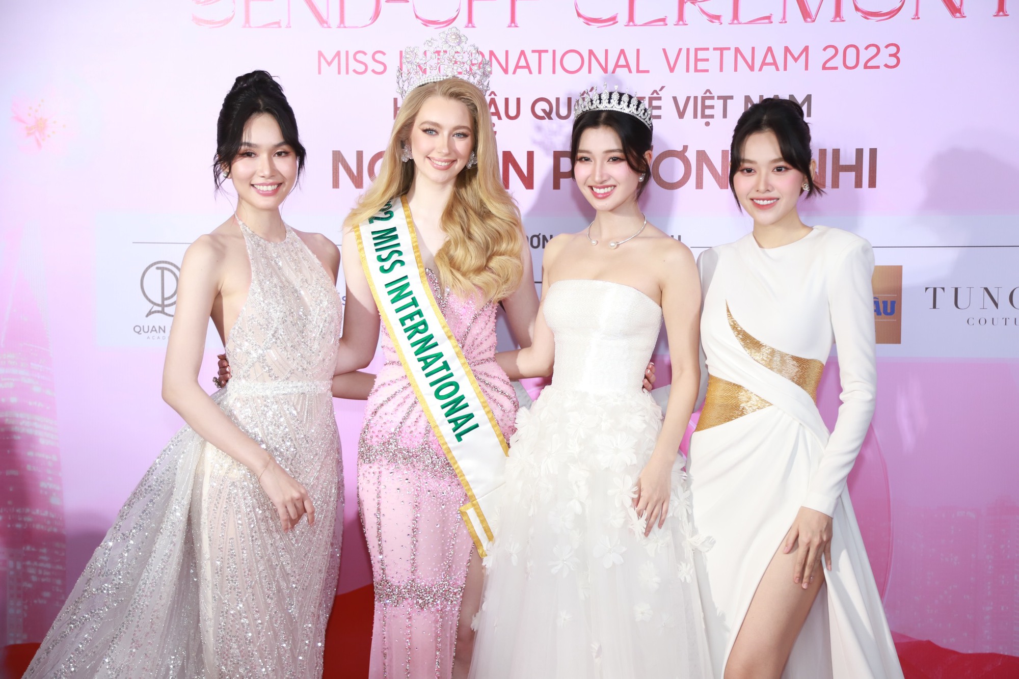 Dàn Hoa - Á hậu Vbiz hội ngộ chúc mừng Phương Nhi đại diện Việt Nam tham dự Miss International - Ảnh 1.