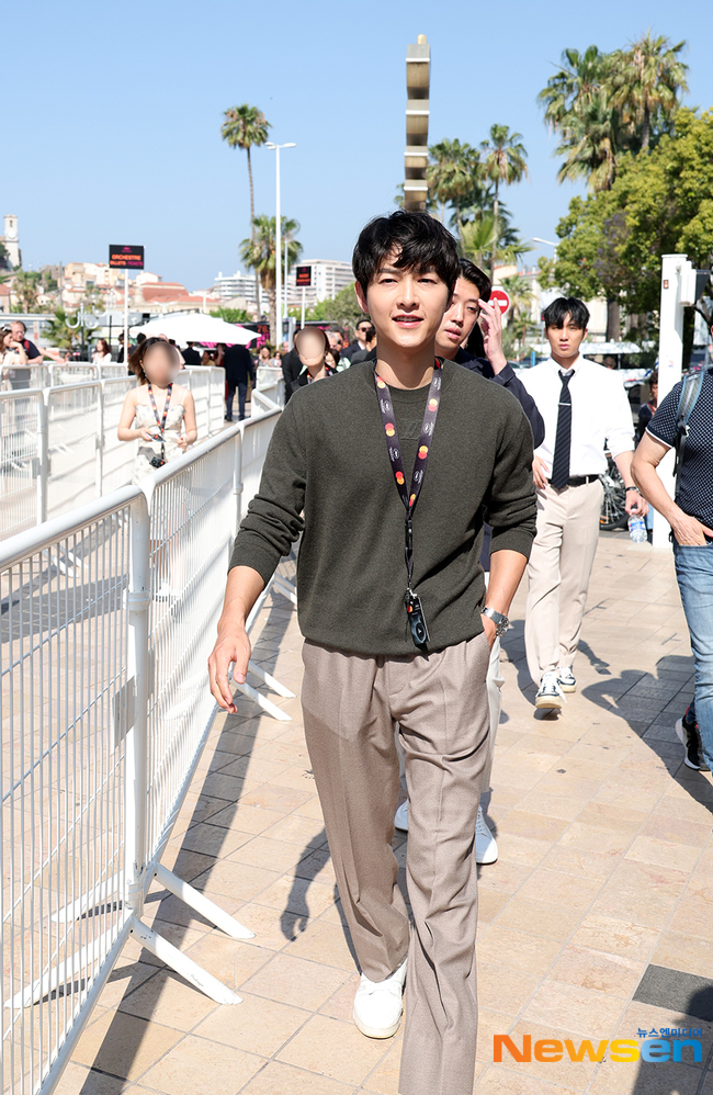 Song Joong Ki xuất hiện bên vợ ngoại quốc trước thềm đổ bộ Liên hoan phim Cannes 2023 - Ảnh 2.