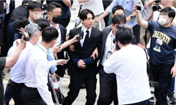 Yoo Ah In và bạn trai tin đồn bị trói tay đưa tới trại tạm giam - Ảnh 2.