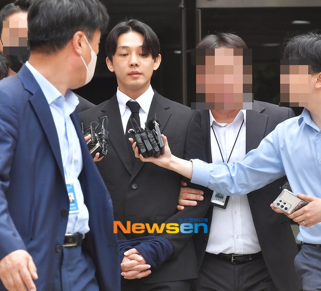 Yoo Ah In và bạn trai tin đồn bị trói tay đưa tới trại tạm giam - Ảnh 1.
