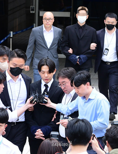 Yoo Ah In và bạn trai tin đồn bị trói tay đưa tới trại tạm giam - Ảnh 3.