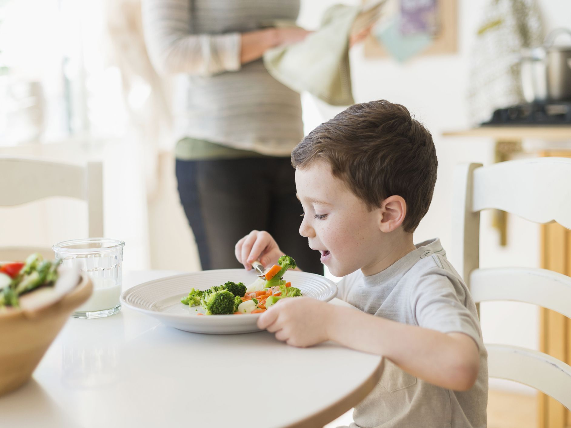 4 loại rau này không nên cho trẻ ăn nhiều vì có thể gây kích ứng hoặc khó chịu đường tiêu hóa - Ảnh 2.