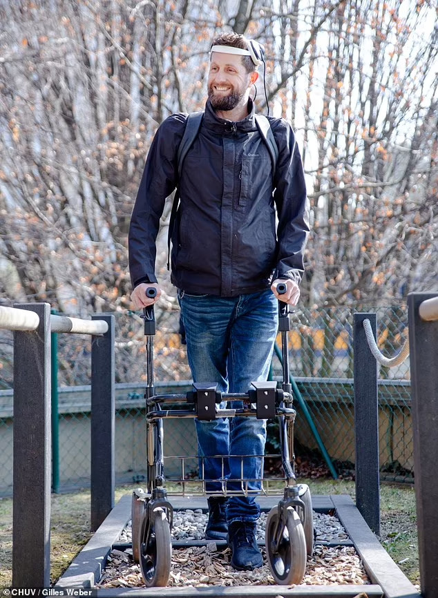 10 năm bại liệt làm bạn với xe lăn, người đàn ông phục hồi khả năng đi lại nhờ &quot;phép màu&quot; do chính con người tạo ra - Ảnh 1.