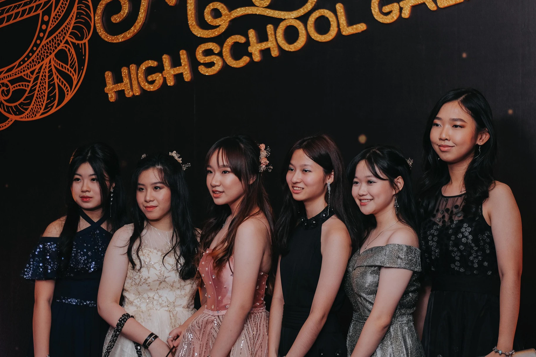 Học sinh đi prom mặc đẹp và trang điểm - chuyện quá bình thường! - Ảnh 1. Học sinh đi prom mặc đẹp và trang điểm - chuyện quá bình thường! - Ảnh 1.