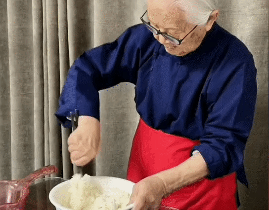 Cụ bà 95 tuổi với thói quen dọn dẹp căn nhà 'không một hạt bụi': Mọi thứ đơn giản nên cũng dễ hạnh phúc hơn! - Ảnh 4.