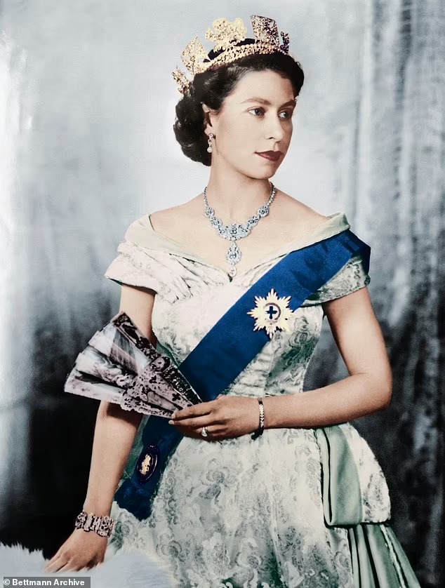 Trước Lễ đăng quang, bạn thân cố Nữ vương Elizabeth II tiết lộ lá thư &quot;báo trước&quot; vấn đề Vua Charles III có thể sẽ phải đối mặt trong ngày trọng đại - Ảnh 3.
