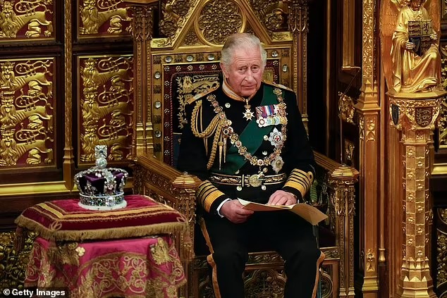 Trước Lễ đăng quang, bạn thân cố Nữ vương Elizabeth II tiết lộ lá thư &quot;báo trước&quot; vấn đề Vua Charles III có thể sẽ phải đối mặt trong ngày trọng đại - Ảnh 1.