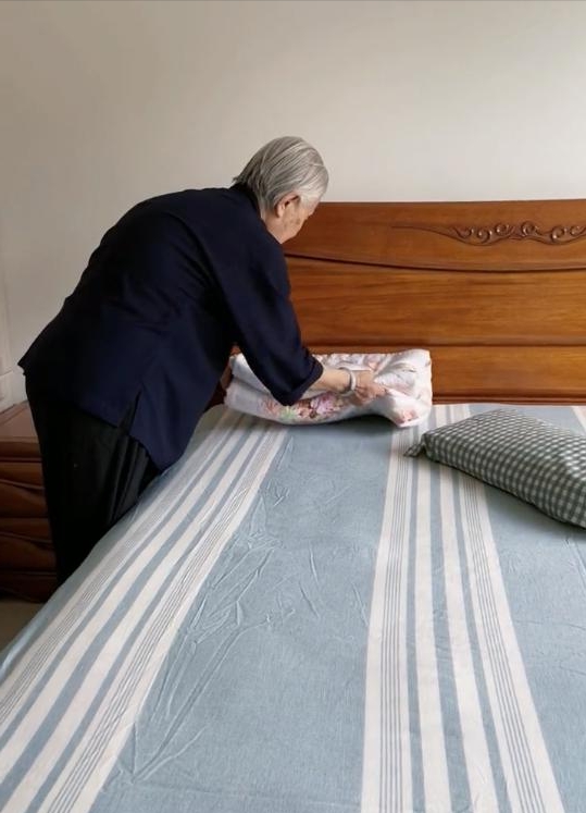 Cụ bà 95 tuổi với thói quen dọn dẹp căn nhà 'không một hạt bụi': Mọi thứ đơn giản nên cũng dễ hạnh phúc hơn! - Ảnh 5.