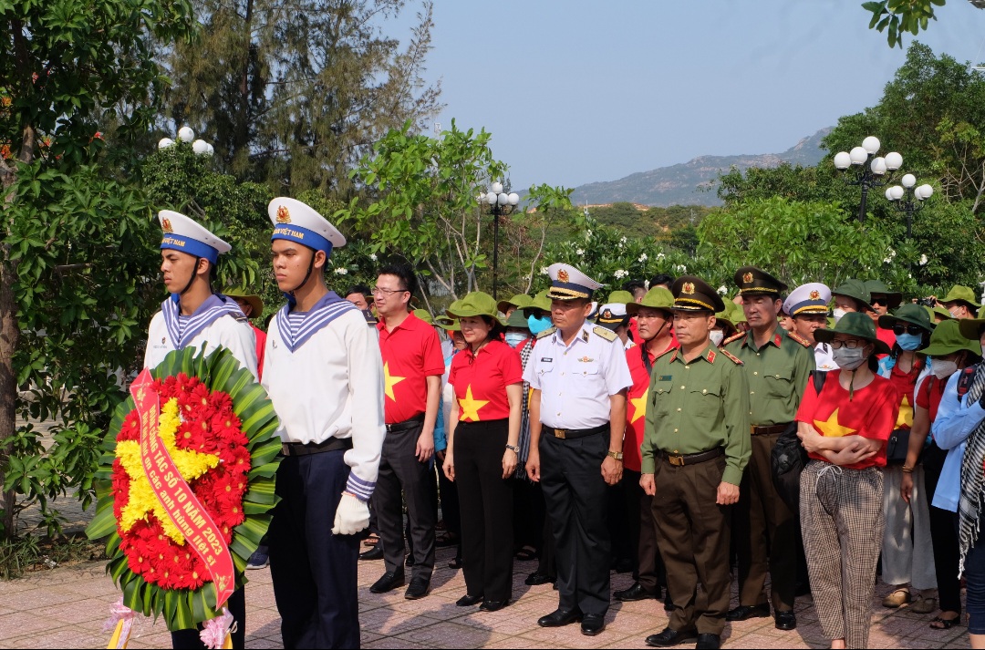 Hội LHPN Việt Nam tham gia đoàn công tác thăm và làm việc tại Trường Sa  - Ảnh 1.