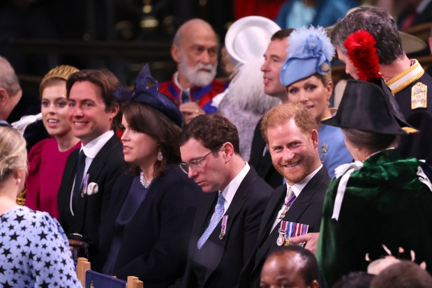 Chuyên gia &quot;bóc trần&quot; hành vi của Hoàng tử Harry tại Lễ đăng quang Vua Charles, ánh nhìn hướng đến anh trai William nói lên tất cả - Ảnh 3.