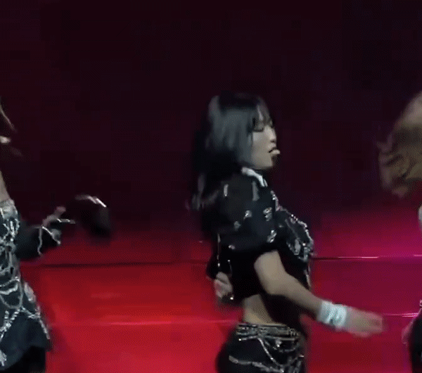 Nữ idol liên tục gặp sự cố tuột áo khi đang biểu diễn - Ảnh 1.