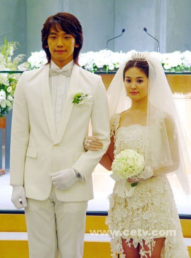 Cùng diện váy cưới: Song Hye Kyo ưa truyền thống, Han So Hee lột xác mới mẻ - Ảnh 2.