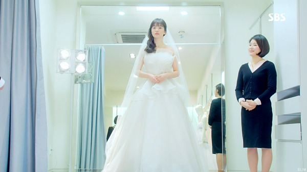 Cùng diện váy cưới: Song Hye Kyo ưa truyền thống, Han So Hee lột xác mới mẻ - Ảnh 1.