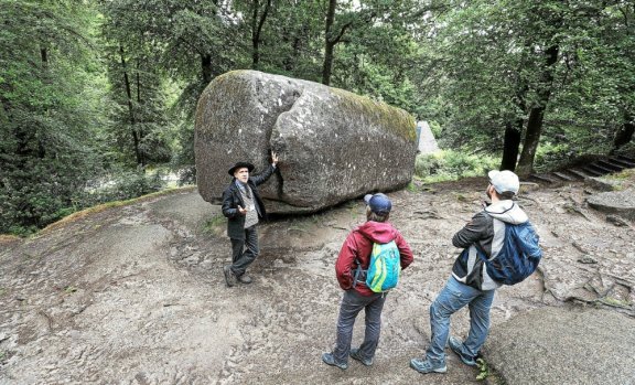 Lạ lùng tảng đá nặng tới 137 tấn nhưng ai cũng có thể dễ dàng di chuyển - Ảnh 4.