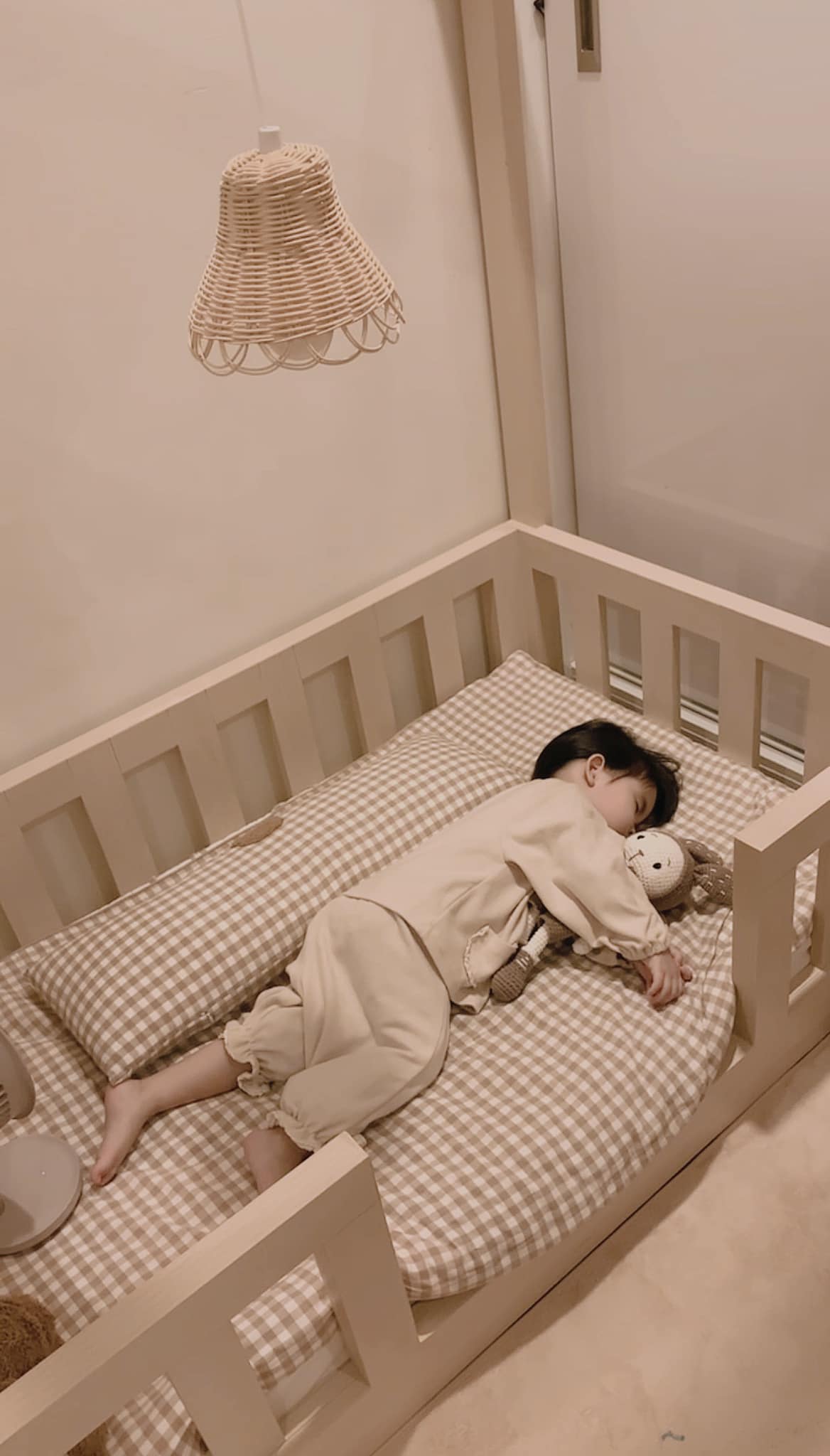 Nhiều bố mẹ phàn nàn con khó ngủ, không ngon giấc, lý do có thể từ 4 thói quen xấu mỗi đêm - Ảnh 1.