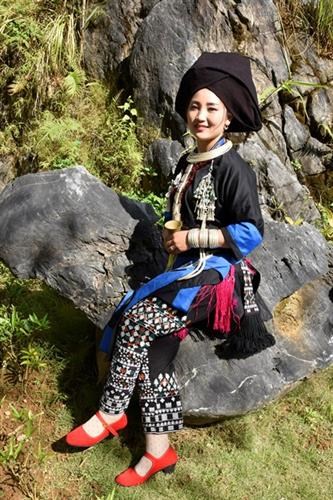 Nét riêng trong trang phục phụ nữ Dao Khâu - Ảnh 1.