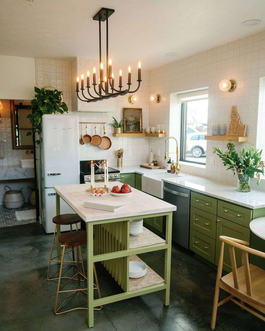 Thiết kế nhà bếp với gam màu hot nhất mùa hè năm nay - màu xanh lá cây xô thơm - Ảnh 1.
