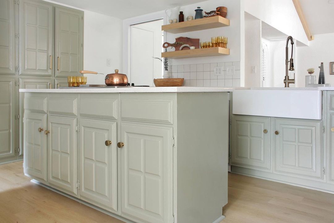 Thiết kế nhà bếp với gam màu hot nhất mùa hè năm nay - màu xanh lá cây xô thơm - Ảnh 8.