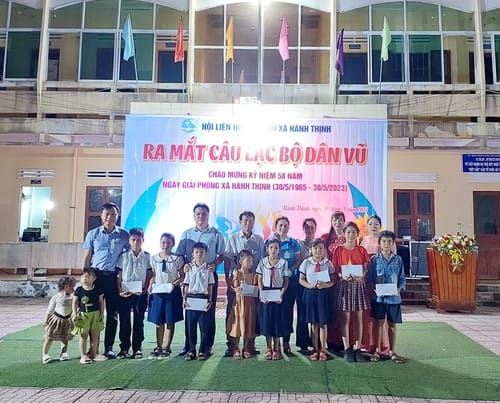 Quảng Ngãi: Ra mắt câu lạc bộ dân vũ thể thao, làm phong phú thêm đời sống văn hóa ở xã Hành Thịnh - Ảnh 1.