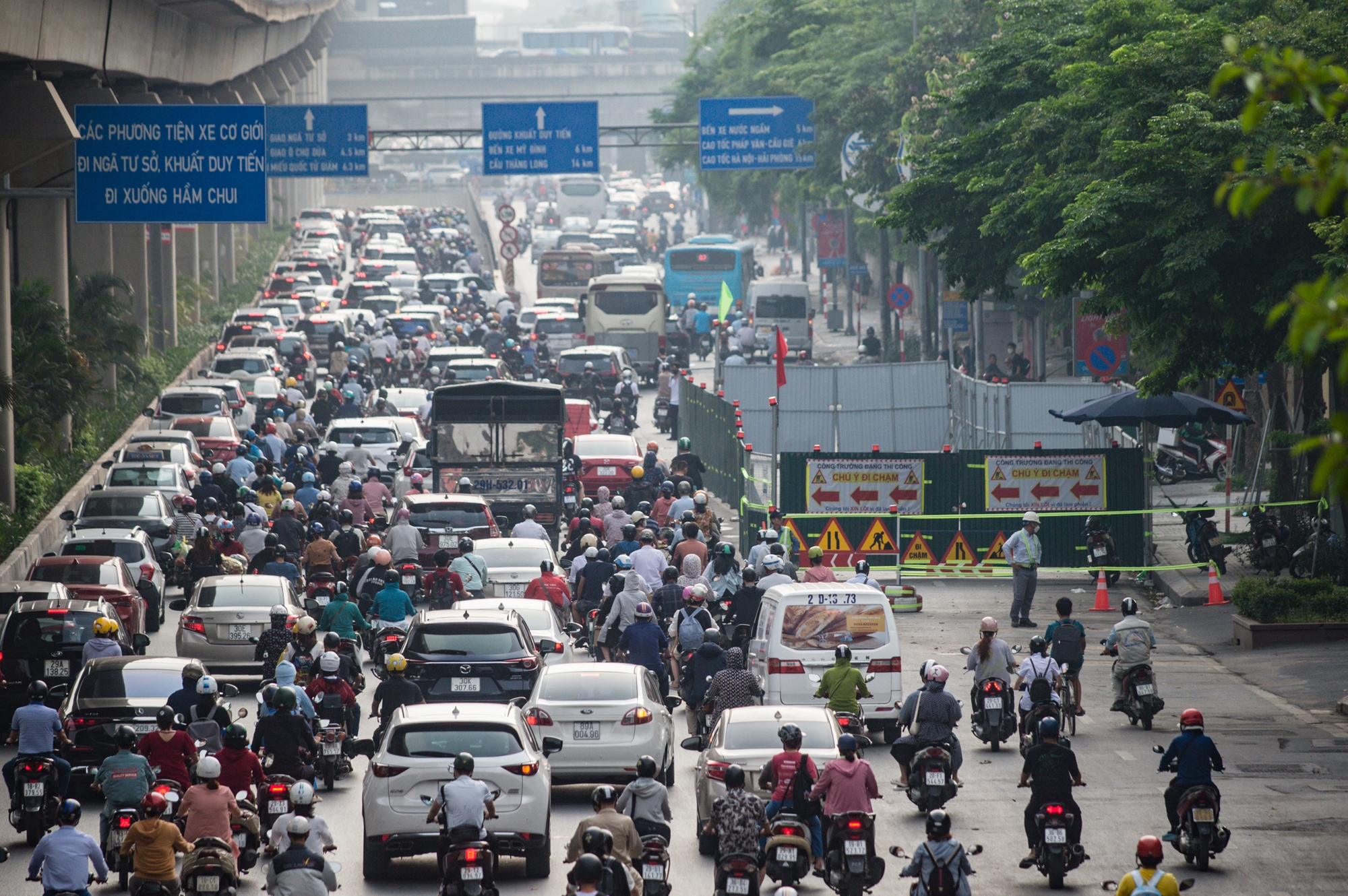 &quot;Lô cốt&quot;  dài 60m trên đường Nguyễn Trãi: Giao thông ùn tắc trong ngày đầu tuần - Ảnh 3.