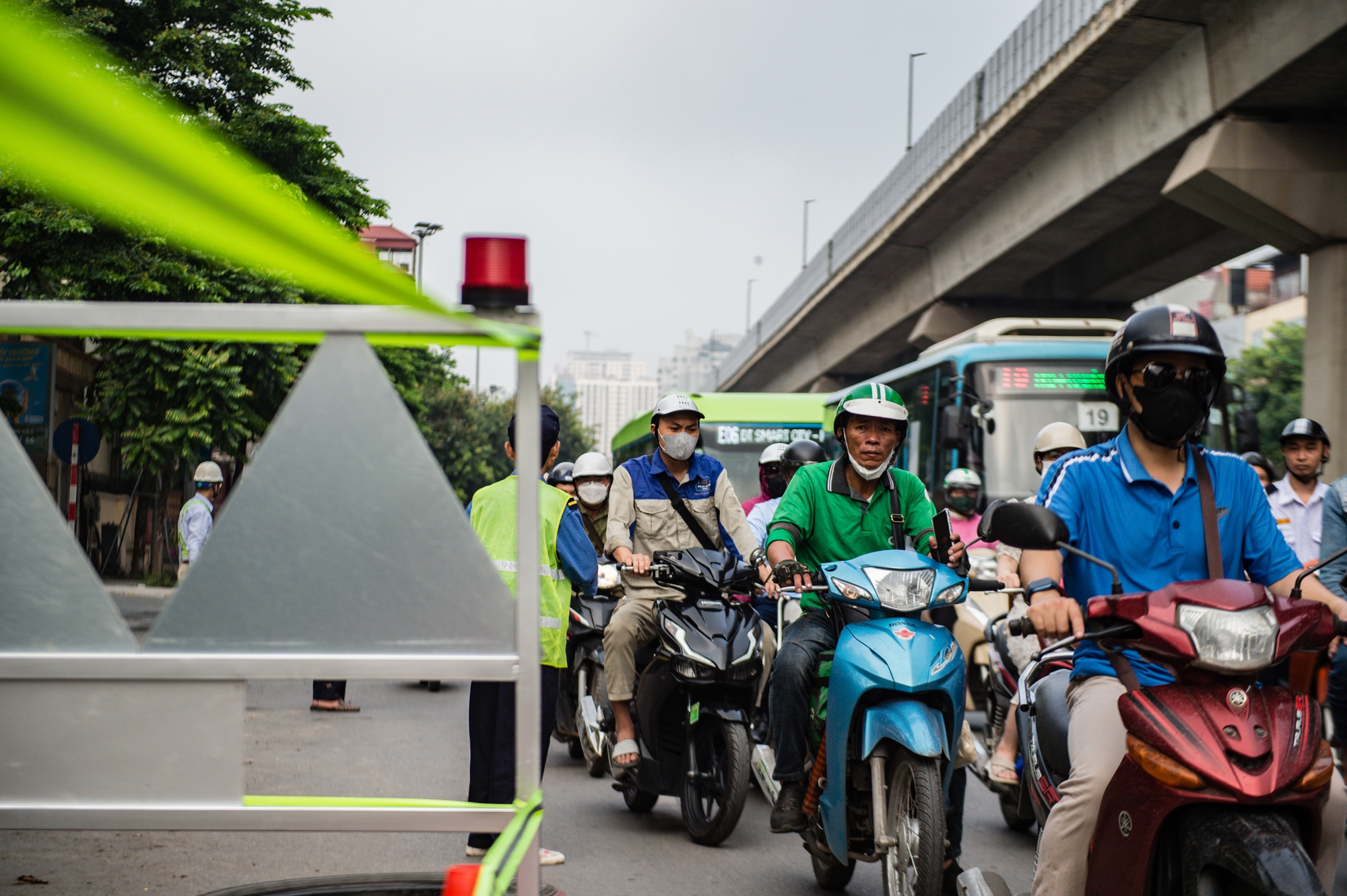 &quot;Lô cốt&quot;  dài 60m trên đường Nguyễn Trãi: Giao thông ùn tắc trong ngày đầu tuần - Ảnh 4.