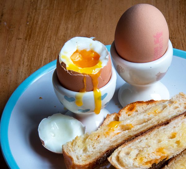 Nếu trứng xuất hiện những dấu hiệu sau thì đừng dại mua vì kém tươi ngon, dễ ung hỏng - Ảnh 4.