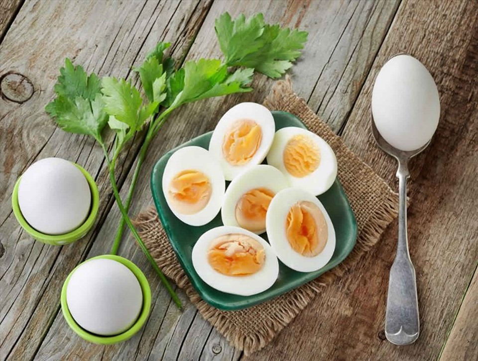 Nếu trứng xuất hiện những dấu hiệu sau thì đừng dại mua vì kém tươi ngon, dễ ung hỏng - Ảnh 2.