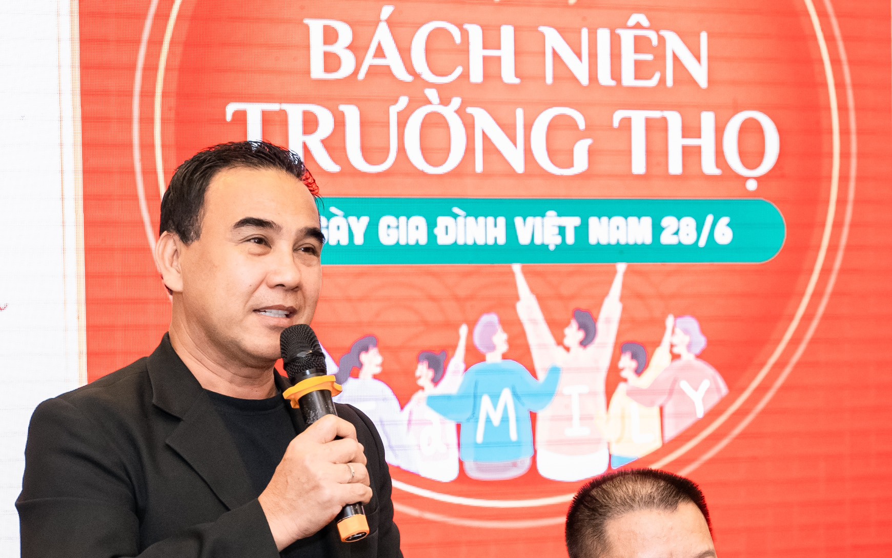 Quyền Linh: &quot;Tôi làm gì cũng nhắn tin, chụp ảnh gửi cho vợ con để báo cáo&quot;