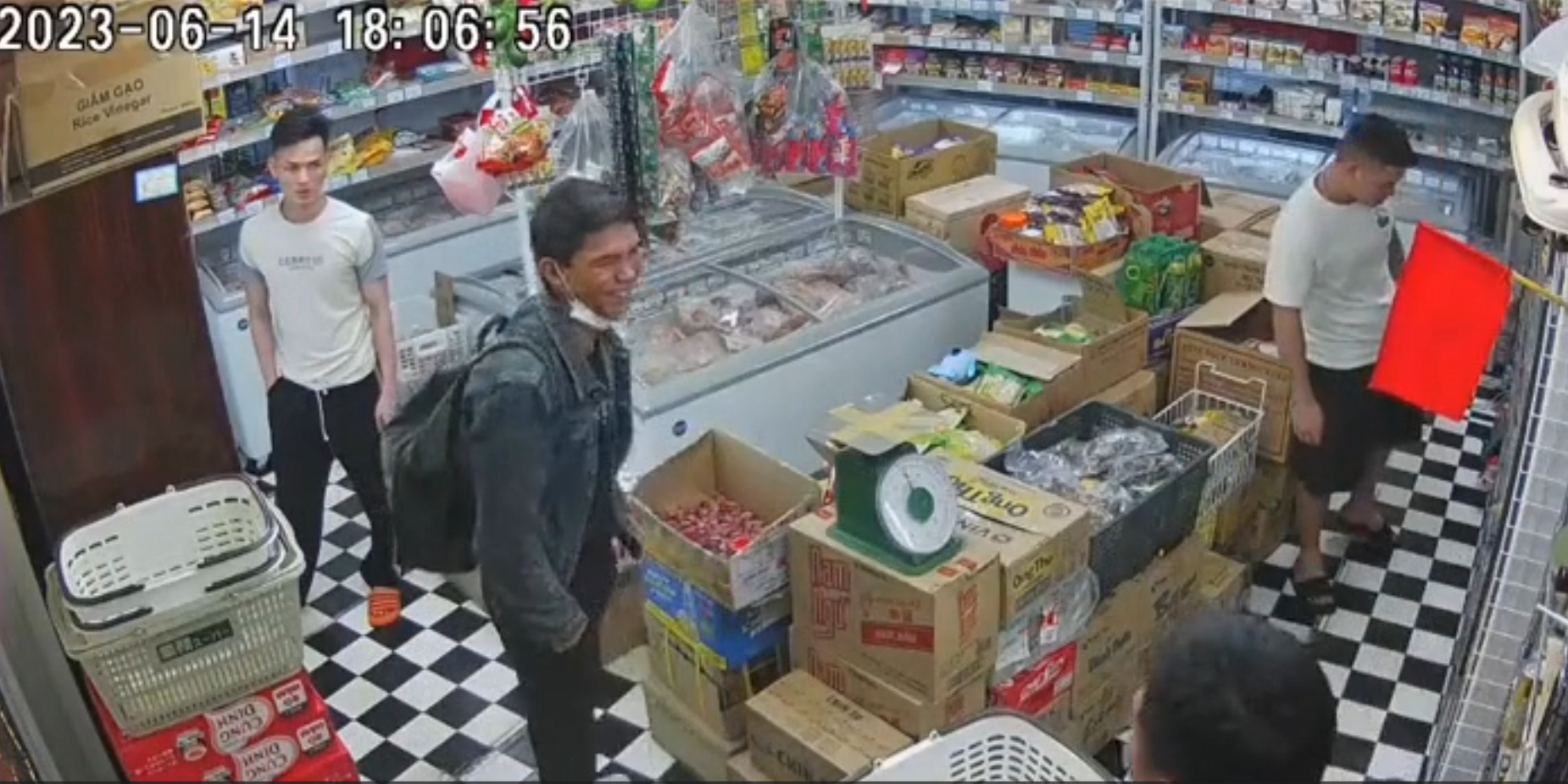 Bị mất ví, thanh niên Việt vào cửa hàng ở Nhật vay tiền, camera quay điều bất ngờ - Ảnh 2.