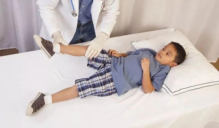Trẻ đau chân có phải xương đang dài ra? Cha mẹ cần biết những điều này để kịp hỗ trợ con - Ảnh 2.