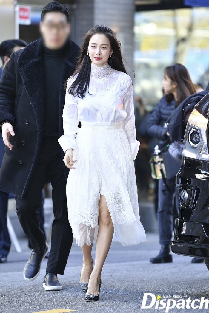 Kim Tae Hee luôn ghi điểm tinh tế vì chăm diện đồ trắng - Ảnh 1.