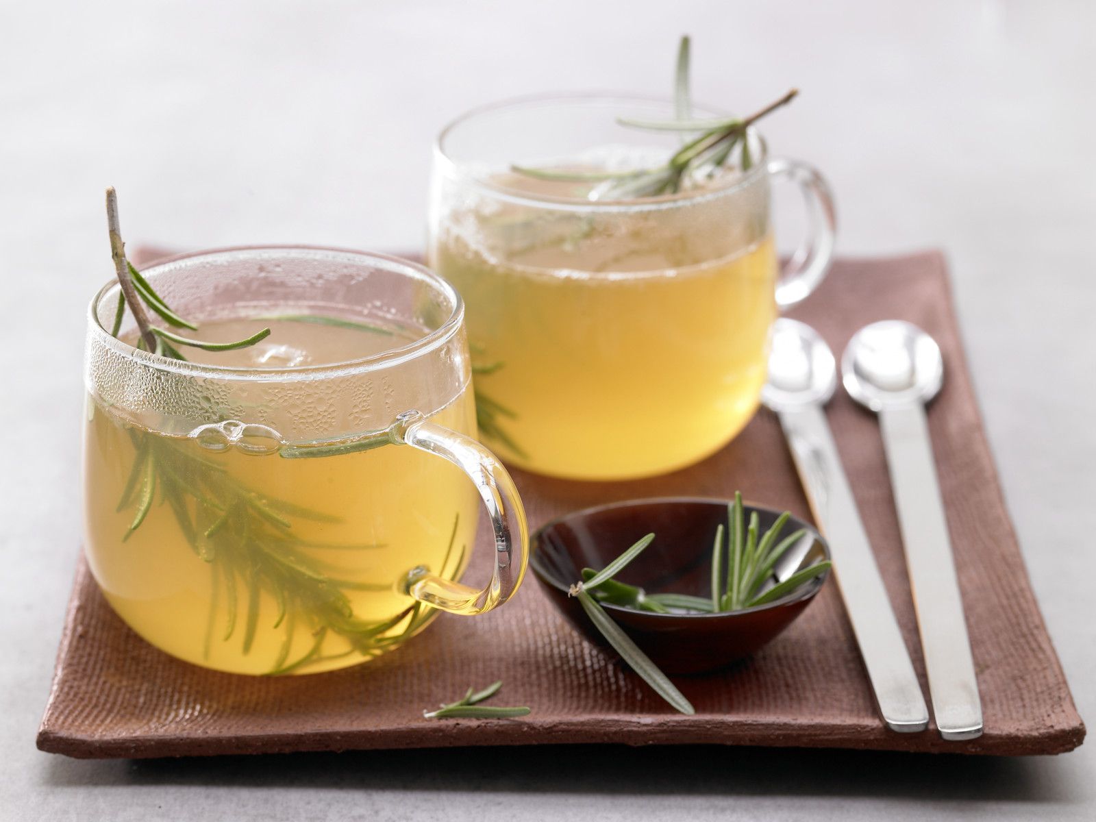 6 lý do nên thêm trà hương thảo vào danh sách thức uống tốt cho sức khỏe trong những tháng hè - Ảnh 4.